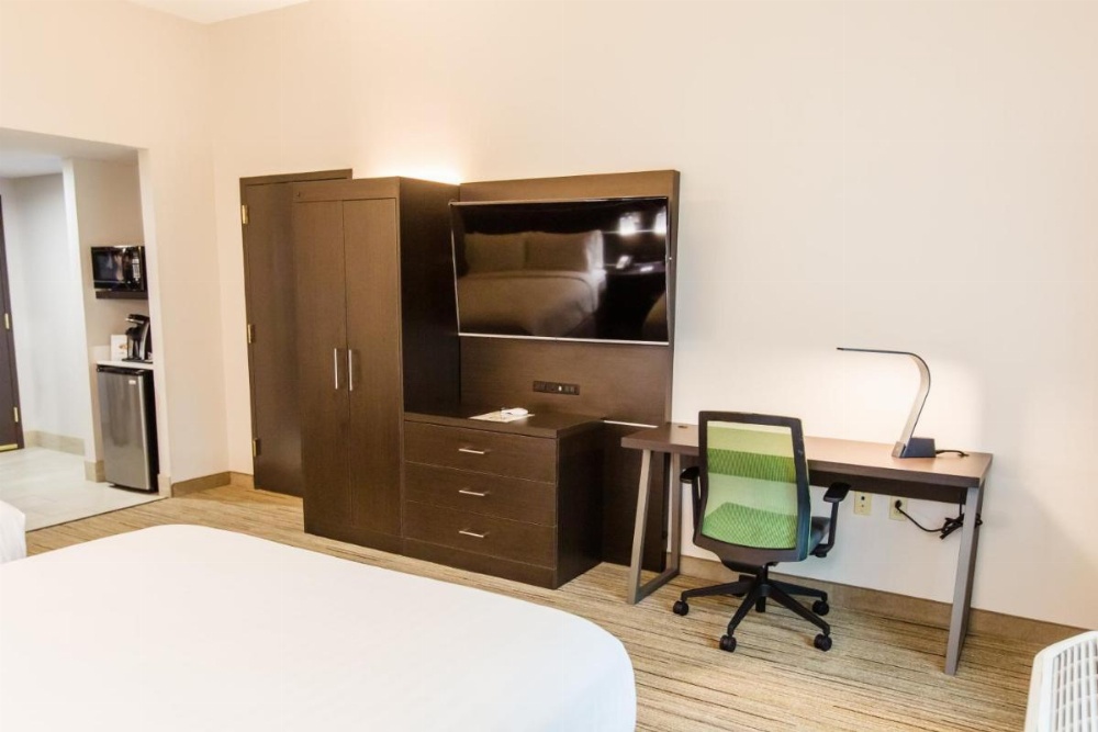 Holiday Inn Express Hotel & Suites Harriman Image 21